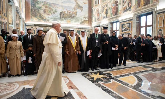 Pope urges concrete, urgent action to prevent abuse of minors in digital world / Protection des mineurs dans le monde numérique : collaborer à tous les niveaux